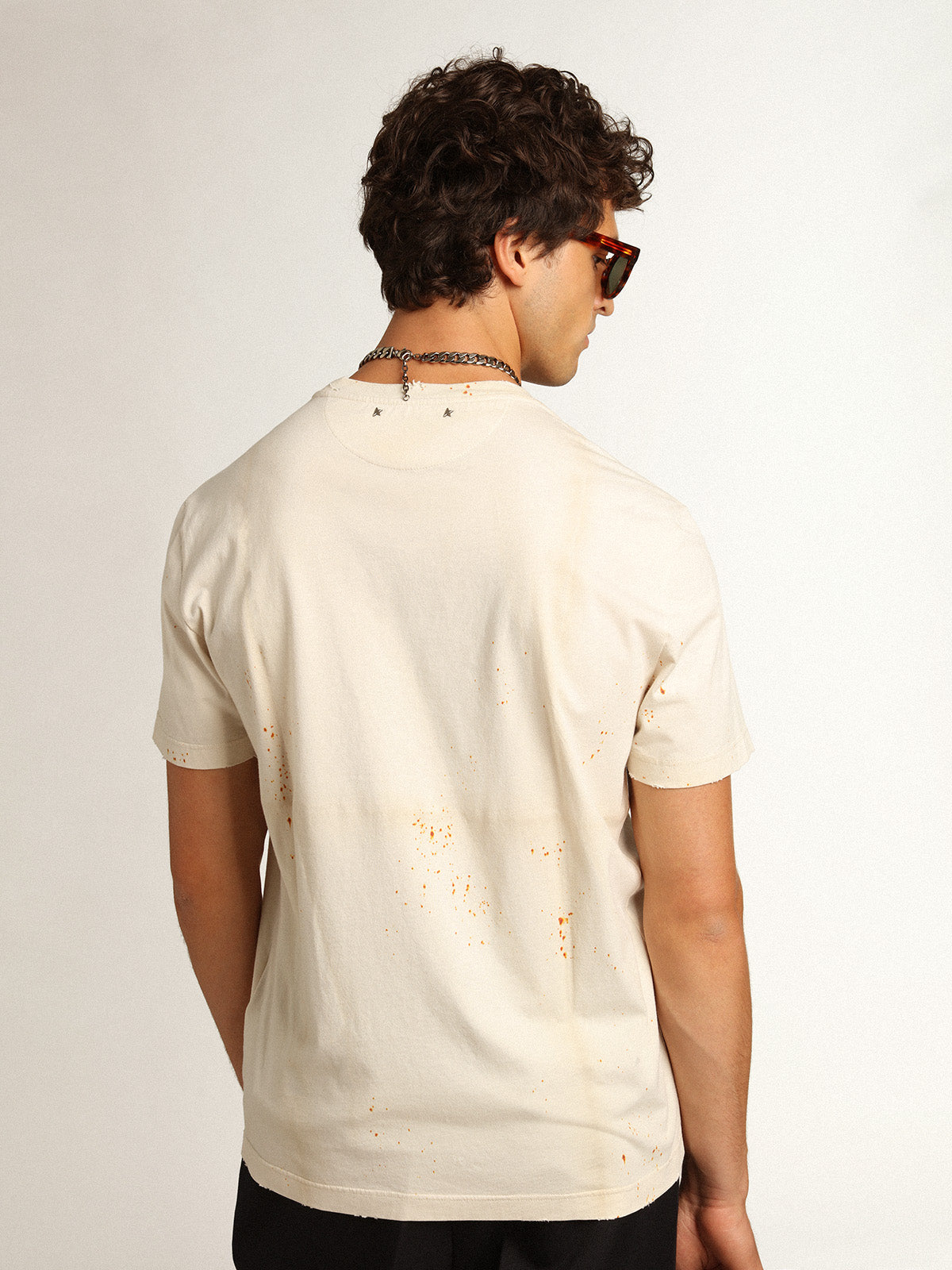 Men's bone white T-shirt with lettering and distressed details| Golden Goose