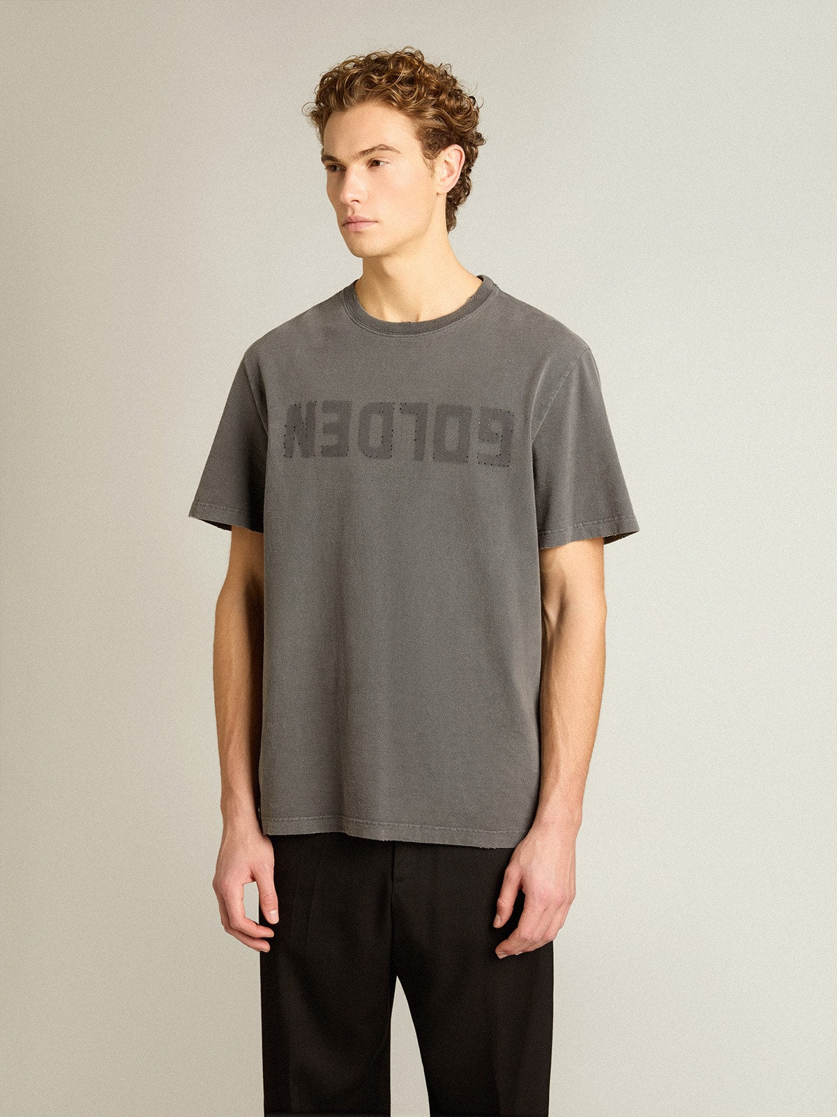Men's anthracite gray T-shirt with distressed treatment| Golden Goose