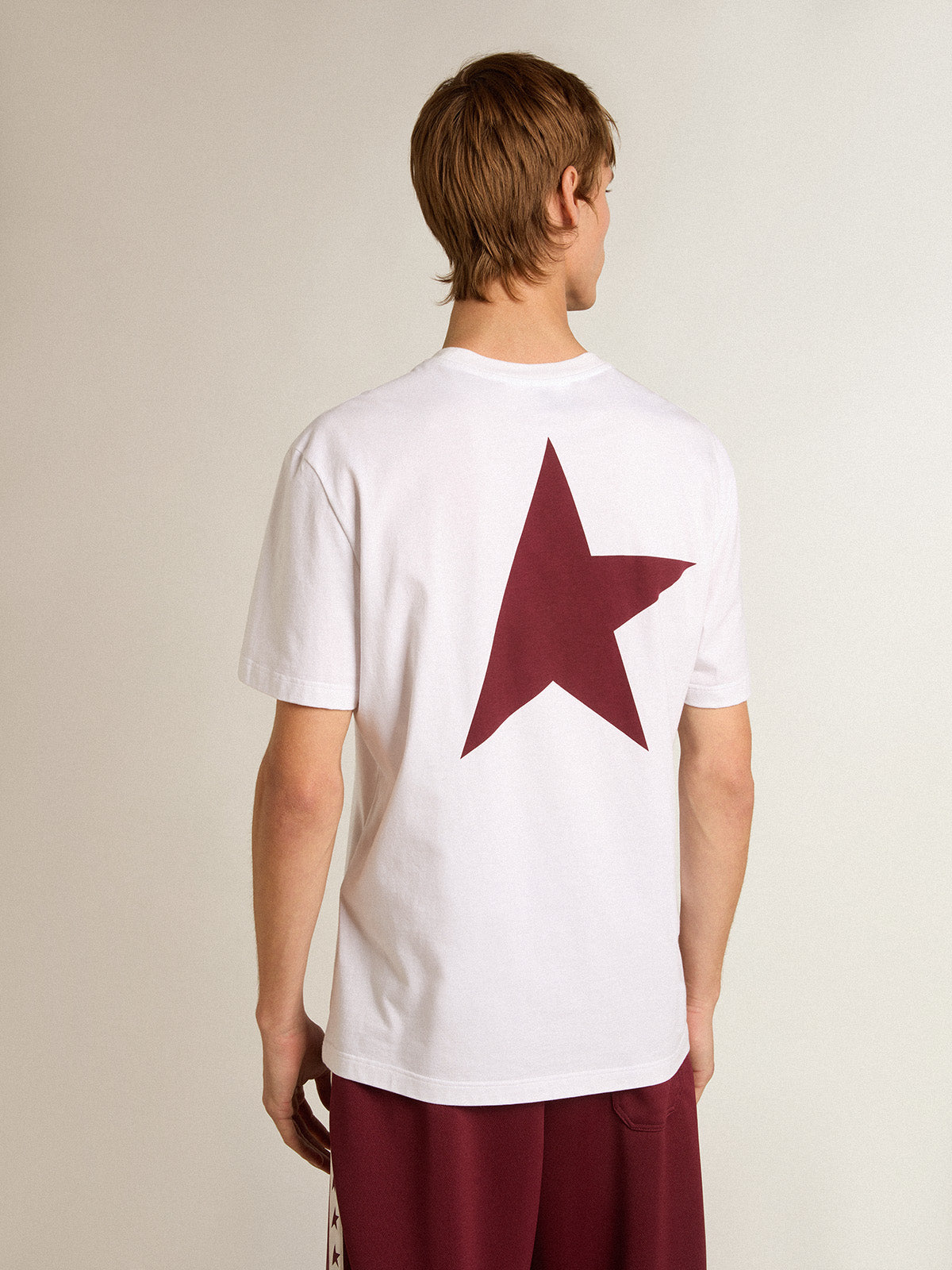 Men's white T-shirt with contrasting burgundy logo and star| Golden Goose