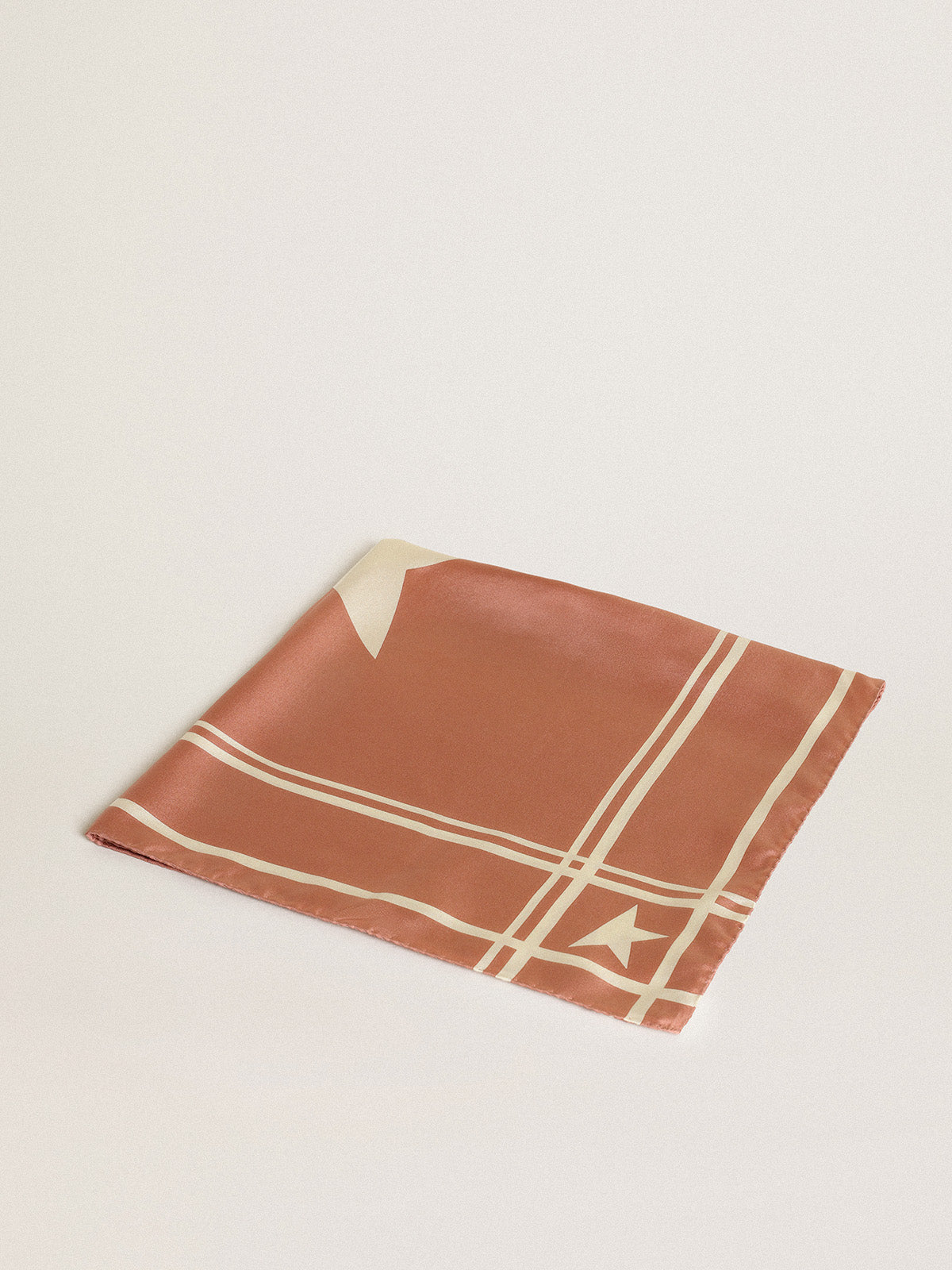 Old-rose-colored Golden Collection scarf with contrasting white stars and stripes| Golden Goose