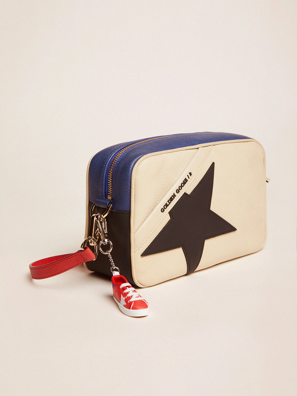 Women's Star Bag in pebbled leather with black star| Golden Goose