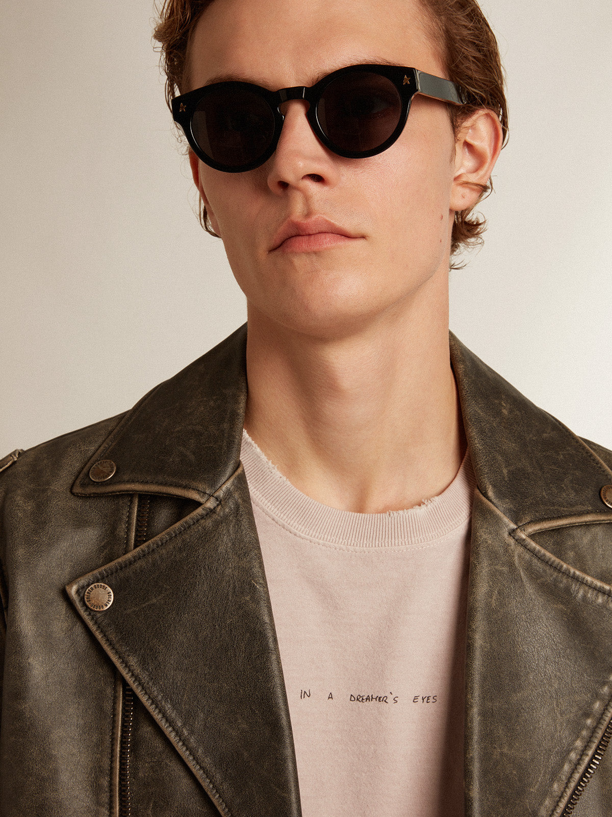 Pale pink men's T-shirt with lettering in the center| Golden Goose