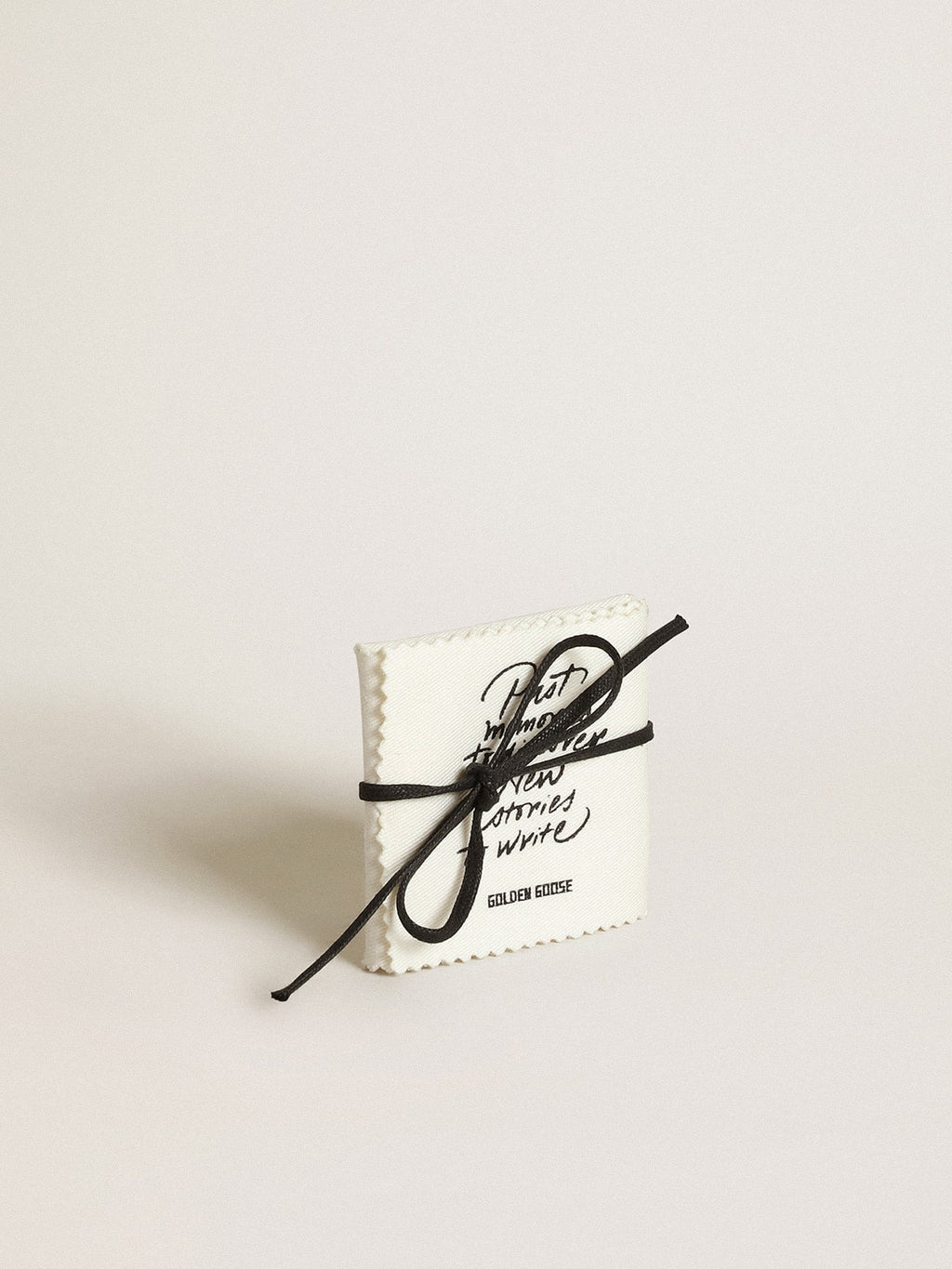 Men's lace accessory in old gold color in the shape of a skateboard| Golden Goose